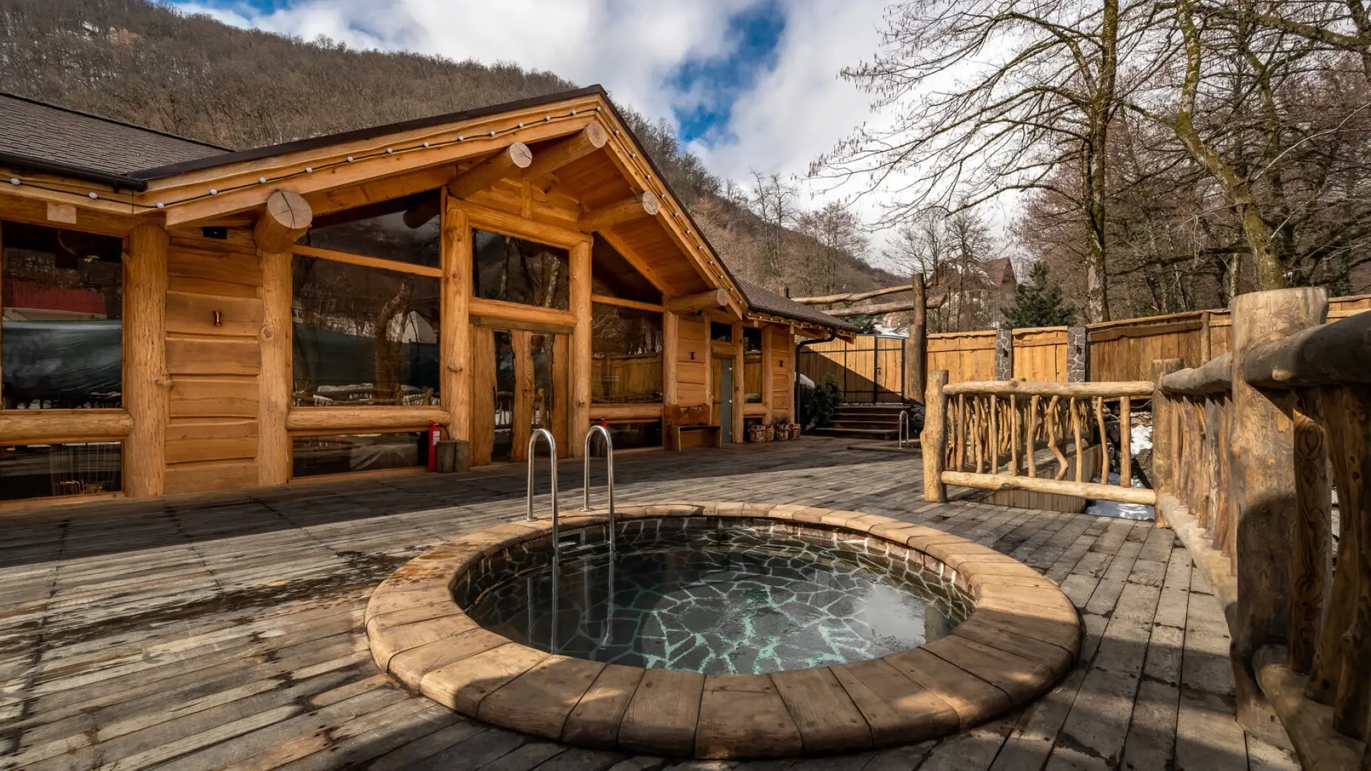 Топ отелей с открытыми подогреваемыми бассейнами в Красной Поляне 2026